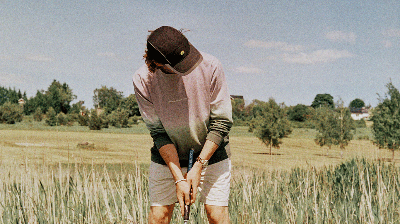 Person som precis ska slå en golfboll